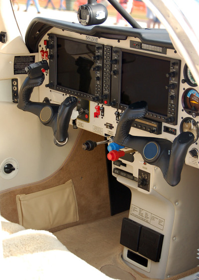 现代轻型飞机座舱