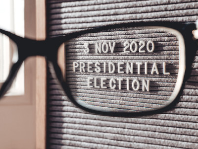 美国总统大选将于2020年11月3日宣布。打电话去投票。透过眼镜，更近距离地观察字母板。