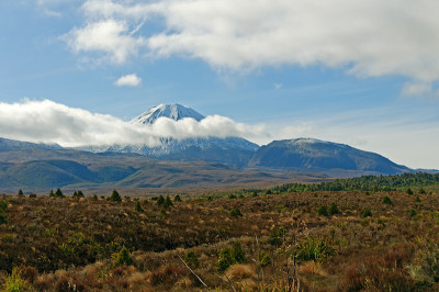 穿过云层的火山峰