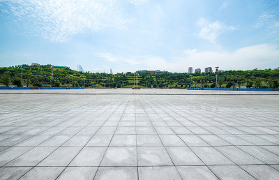 长长的空步道在现代城市广场与天际线