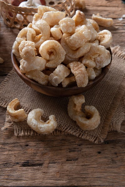 猪皮也被称为chicharon或chicharrones, kab moo