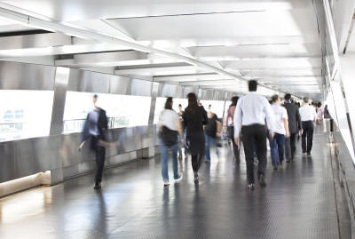 人行道上繁忙的通勤者