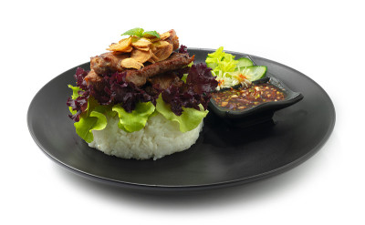 米饭汉堡多汁的烤猪肉(moong -ping)辣椒酱泰国风格融合