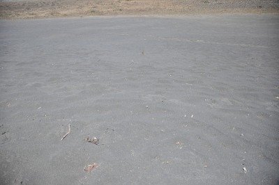 哥斯达黎加的伊拉祖火山。有防护屏障的云层中的火山口。熔岩和浮石的碎片。