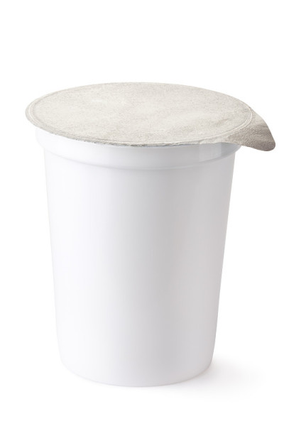 装牛奶食品的塑料容器，有箔盖