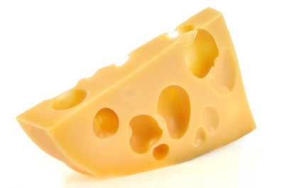 白色背景上的一块Emmental