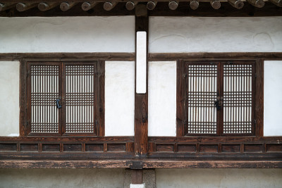 韩国首尔南山韩屋村古老传统建筑的地板和门。