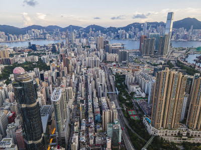 无人机，鸟瞰九龙，香港，街道和公路上的白天和夜晚
