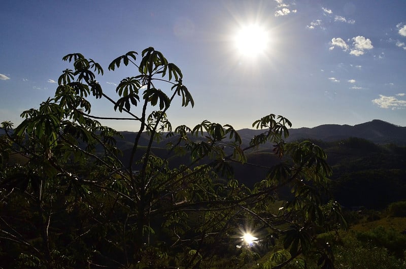 阳光明媚的塞拉·达·曼蒂奎拉山