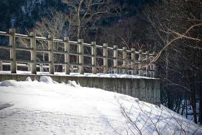 栏杆和雪