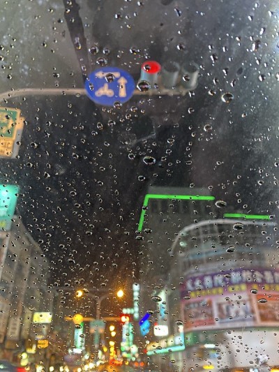 雨滴落在车窗上