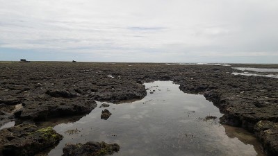印度尼西亚Sukabumi, Minajaya海滩上的岩石、水和海浪的照片