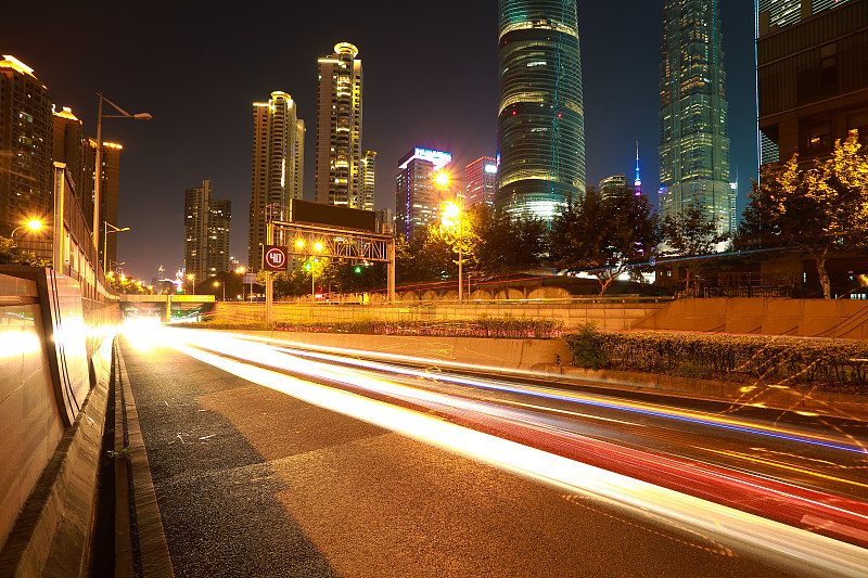 空路面与城市地标建筑的夜晚