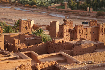 Ait Benhaddou村庄的鸟瞰图，村庄里有粘土房屋和卡斯巴要塞
