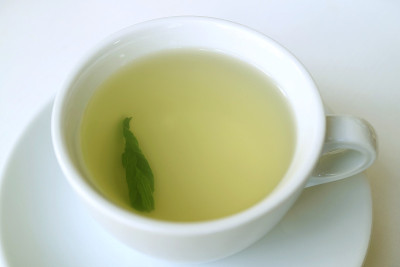 一杯可口可乐叶热茶，用于预防高原反应，秘鲁，南美洲