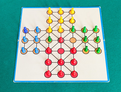在绿色的桌子上玩纸牌棋盘游戏的玩法