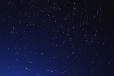 长时间曝光星空，星星扭曲的轨迹。