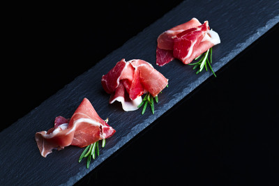 黑色背景上的Jamon