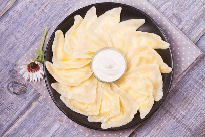 Varenyky, vareniki, pierogi, pyrohy或饺子，馅料是甜茅屋奶酪(农民