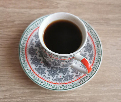 一杯黑咖啡的俯视图图像