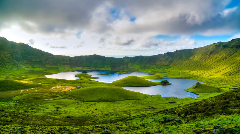 风景日落的卡尔代罗火山口，科沃岛，亚速尔群岛，葡萄牙