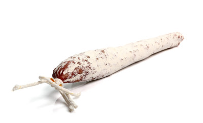 发霉的意大利香肠。烟熏猪肉香肠。