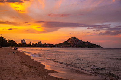 Suan Son Pradipat海滩日落在Prachuap Khiri汗，泰国