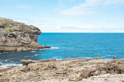 海浪从岩石悬崖