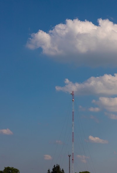 电视塔上的天空背景与云在夏天