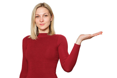 穿着暖和的衬衫的女人伸出或握住张开的手掌孤立地放在白色背景上