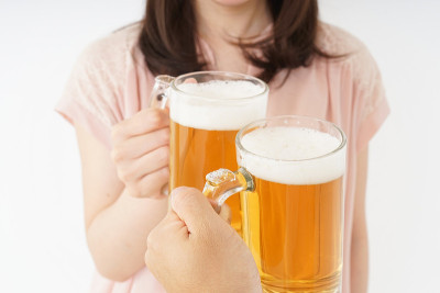 年轻女子喝啤酒