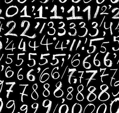 用粉笔或铅笔写的一组数字。