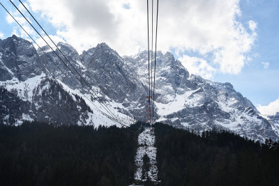 索道到达德国巴伐利亚阿尔卑斯山脉的最高峰zugspitze山顶