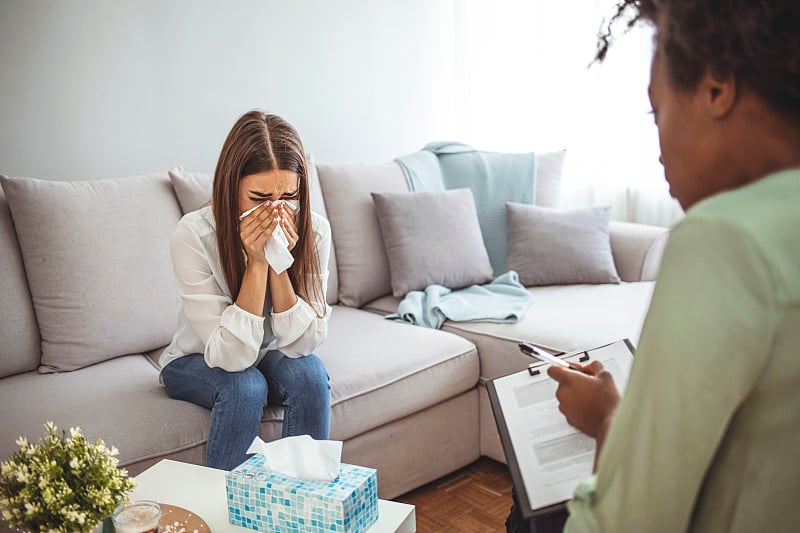 一位年轻女性正在咨询治疗师。