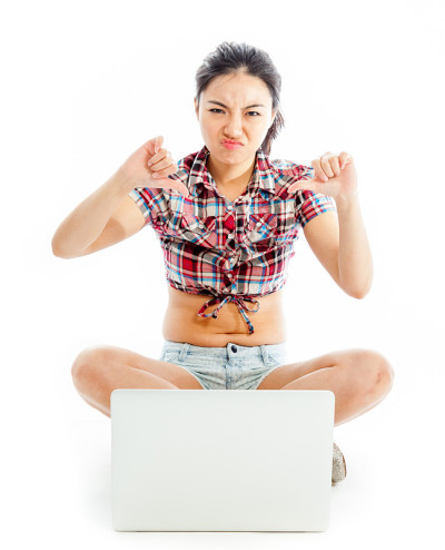 孤立的白人性感的亚洲女牛仔心烦电脑