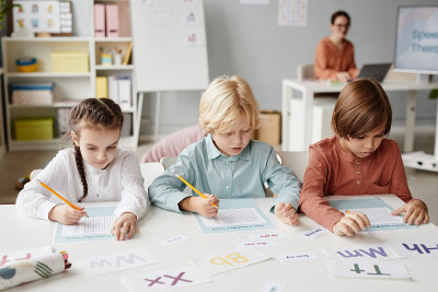 孩子们一起在学校学习