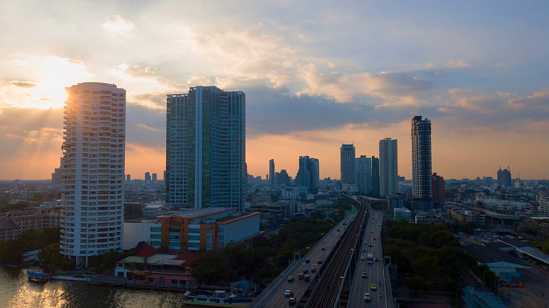 曼谷城市。曼谷夜景在商业区，柔和而精挑细选