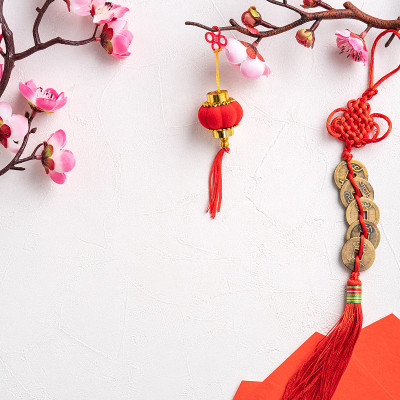 中国农历新年背景设计概念与粉红色的梅花和节日装饰。