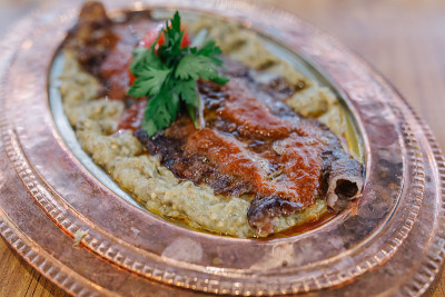 传统的土耳其烤肉串也被称为iskender。