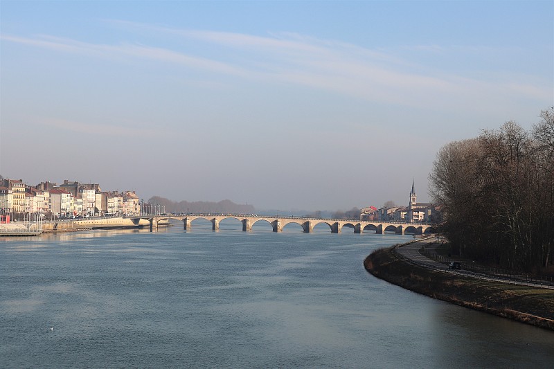 SAONE和它在MACON-SAONE和loire - bourgone的码头