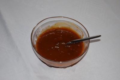 在玻璃碗里放咖喱酱