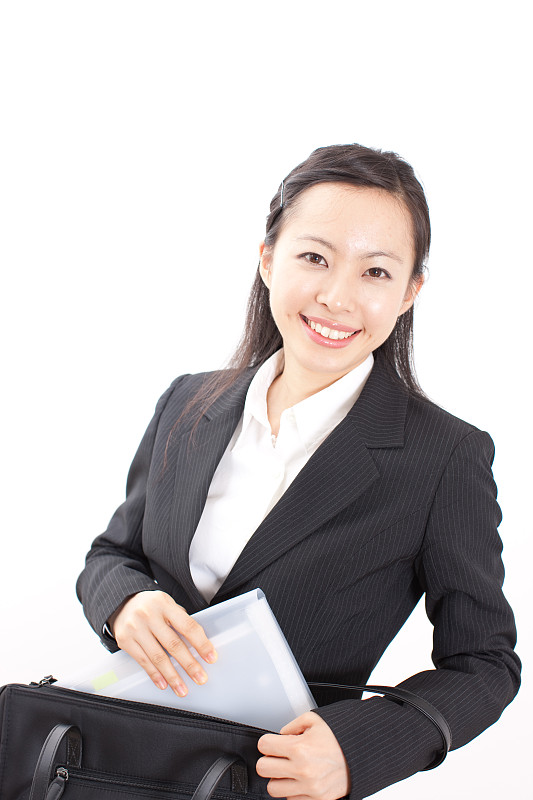 把文件放进袋子里的女商人