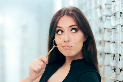 女人想用新的眼镜取代旧的洛内特眼镜