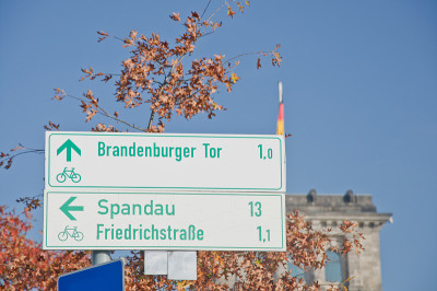 德国柏林的Brandenburger Tor, Spandau和Friedrichstrasse的路