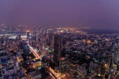 夜间曼谷的城市天际线-泰国