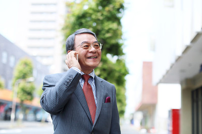 在电话中交谈的资深商人