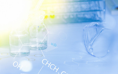 实验室玻璃器皿，含有化学液体，科学研究。