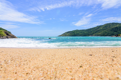 海滩上美丽的波浪，清澈的海水