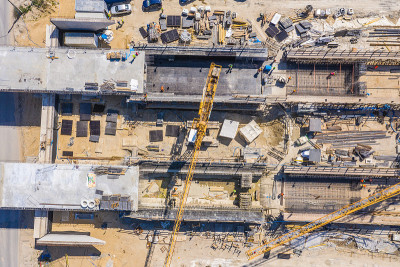 修建一条新公路。鸟瞰图。高架桥在进步