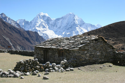 喜马拉雅山附近的农场小屋